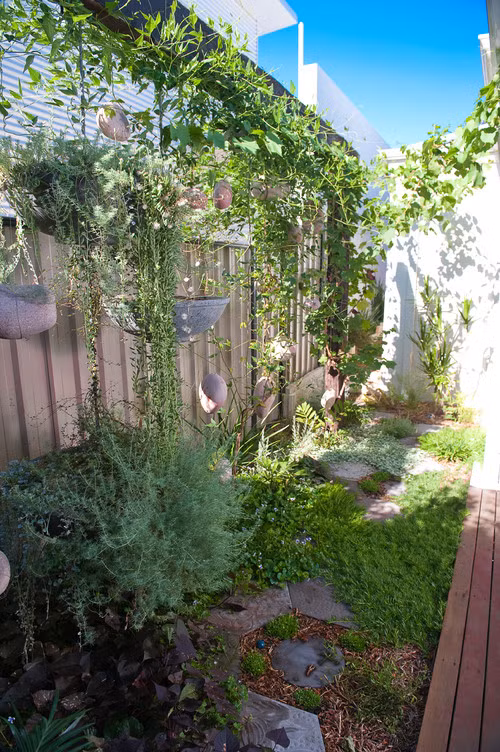 Không gian xanh rộng chừng 3 - 4m trên sân thượng là nơi thư giãn của gia đình và bạn bè dịp cuối tuần.