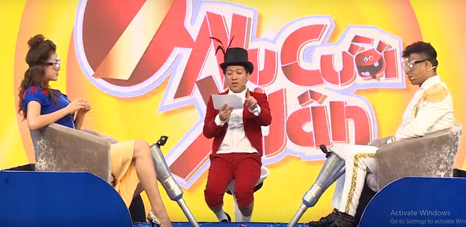 Cũng trong chương trình này, phần chơi của Mâu Thủy và Trương Thế Vinh cũng khiến khán giả bật cười vì sự ngô nghê khi điền “đôi mày xa xăm” vào chỗ trống trong 2 câu thơ: “Những người đôi mắt lá răm, đôi mày… đáng trăm quan tiền”. Trong khi đó, đáp án đúng lẽ ra phải là “lá liễu”.