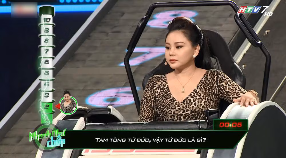 Trong một câu hỏi khác: “Tam Tòng, Tứ Đức, vậy Tứ Đức là gì?” Lê Giang không thể đưa ra được đáp án trong khi câu trả lời rất đơn giản: Tứ Đức là Công, Dung, Ngôn, Hạnh.