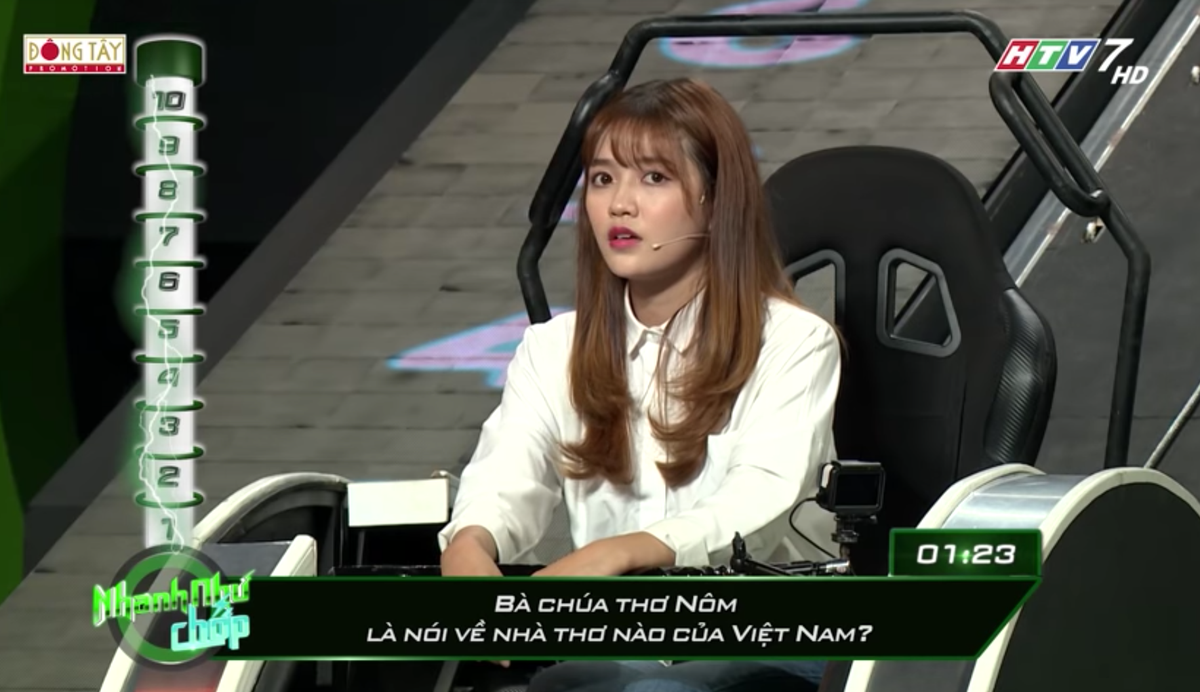Cũng trong gameshow Nhanh Như Chớp, hot girl An Vy khiến khán giả thất vọng khi trả lời cho câu hỏi: “Bà Chúa thơ Nôm là nói về nhà thơ nào?” là Bà Huyện Thanh Quan. Trong khi đó, đáp án đúng phải là Hồ Xuân Hương. Trong câu hỏi tiếp theo, cô nàng cũng hoàn toàn không biết “Ông hoàng thơ tình trong văn học Việt Nam” chính là nhà thơ Xuân Diệu.