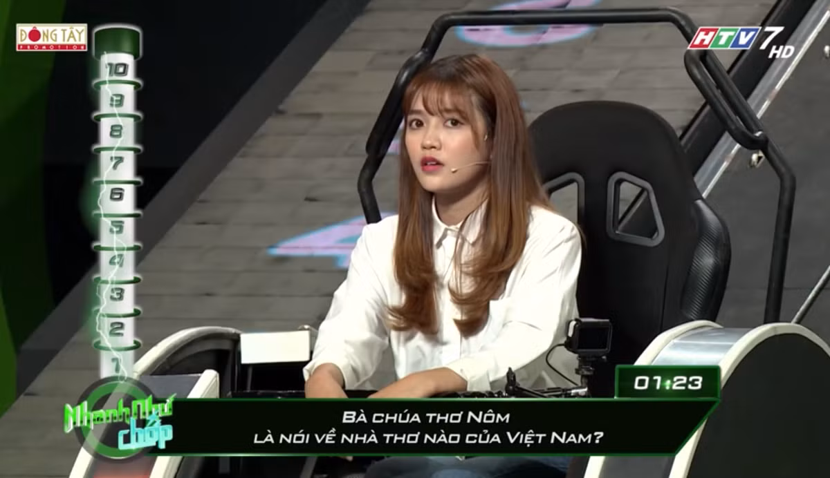Cũng trong gameshow Nhanh Như Chớp, hot girl An Vy khiến khán giả thất vọng khi trả lời cho câu hỏi: “Bà Chúa thơ Nôm là nói về nhà thơ nào?” là Bà Huyện Thanh Quan. Trong khi đó, đáp án đúng phải là Hồ Xuân Hương. Trong câu hỏi tiếp theo, cô nàng cũng hoàn toàn không biết “Ông hoàng thơ tình trong văn học Việt Nam” chính là nhà thơ Xuân Diệu.