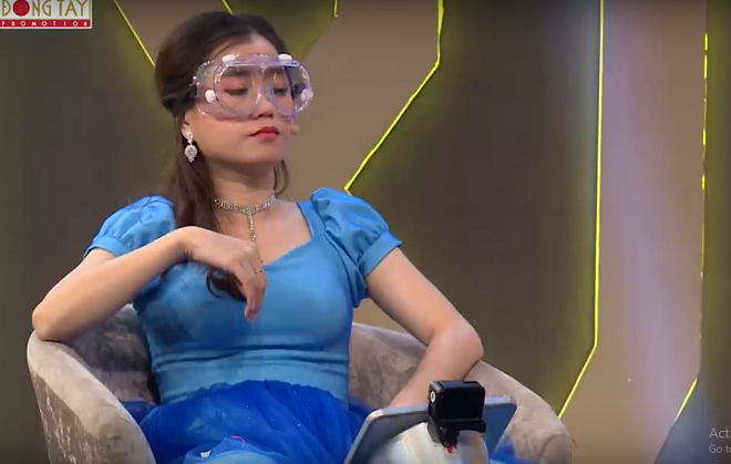 Trong chương trình Nụ Cười Xuân mùa 2, các sao Việt Lâm Vỹ Dạ và Tiến Luật khi đứng trước câu hỏi Toán cấp 1: “Lan gấp đôi tuổi của Hồng. Hồng gấp 3 tuổi của Cúc. Nếu Cúc 2 tuổi thì Lan bao nhiêu tuổi”? với đáp án đúng là 12, cả hai đều không thể đưa được ra câu trả lời.