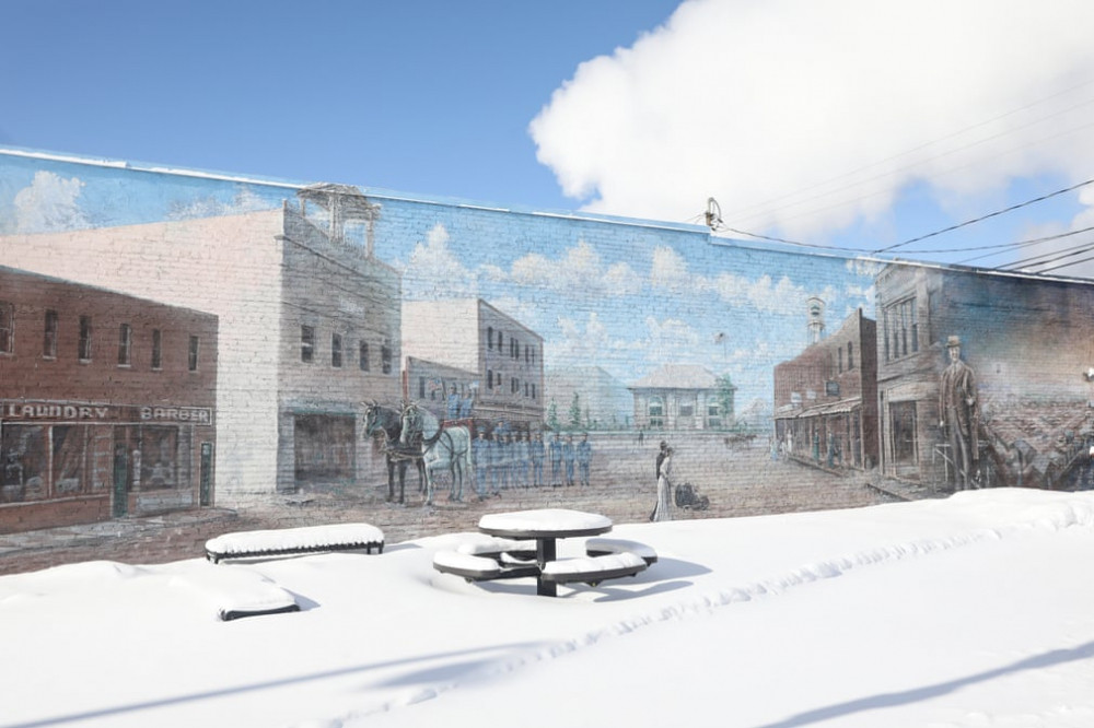 Mặc dù Chicago và nhiều thành phố đang dựng lên các khu trú ẩn tạm thời nhưng tình trạng quá tải ở các cơ sở này buộc những người vô gia cư phải tạm trú ở các tòa nhà bỏ hoang. (Ảnh: The Guardian)