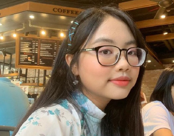 Ca sĩ Phương Mỹ Chi trang điểm nhẹ nhàng, xinh xắn dễ thương rất phù hợp với lứa tuổi chanh cốm.