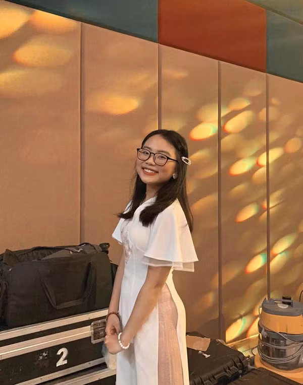 Và màu sắc cũng trẻ trung, đôi khi được cách điệu ở phần cánh tay hoặc cổ áo để bớt sự nhàm chán và già dặn.