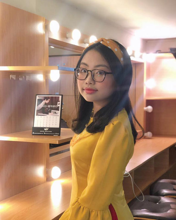 Chiếc áo dài cách tân mix 2 màu càng và đỏ được Phương Mỹ Chi The Vocie Kid diện. Cô còn điệu đà kết hợp thêm chiếc khăn turban cài đầu xuyệt tông.