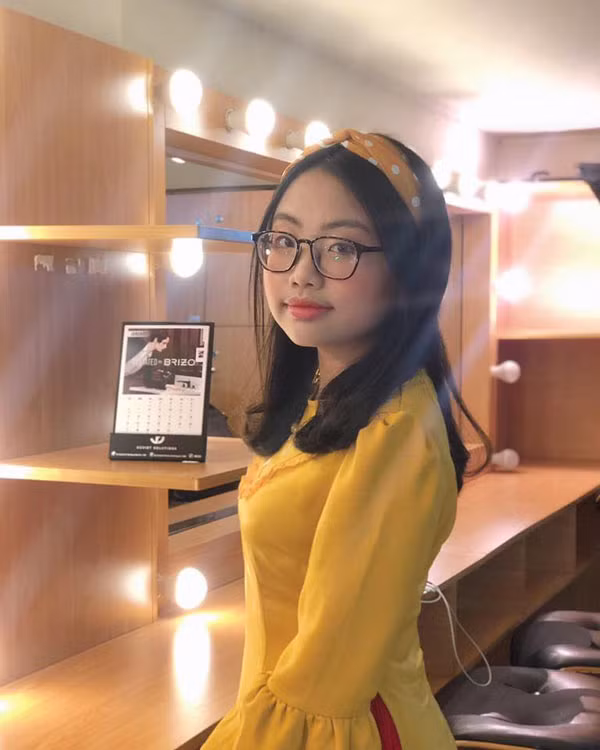 Chiếc áo dài cách tân mix 2 màu càng và đỏ được Phương Mỹ Chi The Vocie Kid diện. Cô còn điệu đà kết hợp thêm chiếc khăn turban cài đầu xuyệt tông.