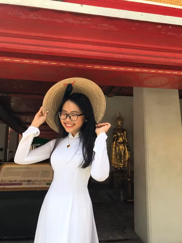 Tuy nhiên, thời gian gần đây, người hâm mộ tỏ ra bất ngờ về sự thay đổi của giọng ca “Quê em mùa nước lũ”. Cô ăn mặc ngày càng kín đáo, dịu dàng, đặc biệt Phương Mỹ Chi thường xuyên xuất hiện với những bộ áo dài truyền thống, kể cả trên sân khấu lẫn phong cách thời trang đời thường. Và đây cũng là hình ảnh quen thuộc thường thấy ở Phương Mỹ Chi giai đoạn mới bước chân vào showbiz.