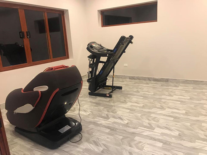 Hà Đức Chinh cũng dành riêng một phòng để tập thể lực mỗi khi có dịp về thăm nhà. Ảnh: FB Kieu Trinh Tran.