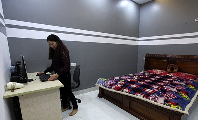 Phòng ngủ của tiền vệ Quang Hải được sơn màu xám chủ đạo. Ảnh: Vietnamnet.