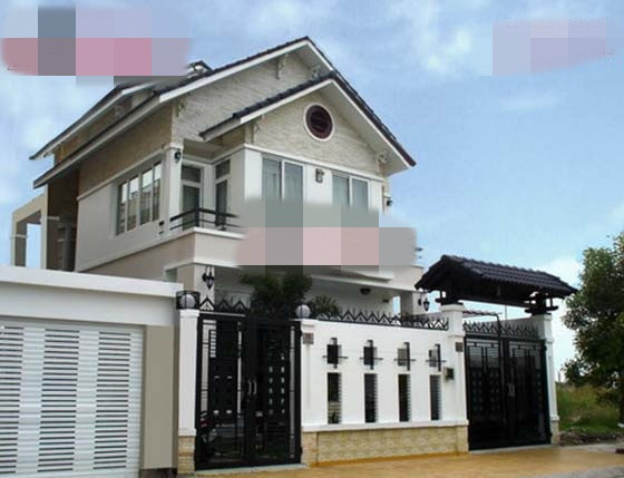 Sơn màu trắng chủ đạo cùng lớp đá ốp trang trí mặt tiền phần góc chữ A là điểm nổi bật nhất của biệt thự này. Ảnh: Angcovat.