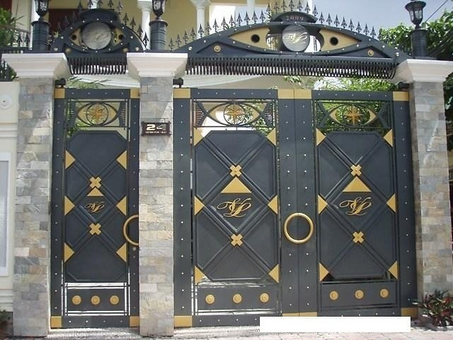 Cổng sắt với thiết kế "hầm hố" phù hợp với những ngôi biệt thự lớn. Ảnh: Caitaonhadep.