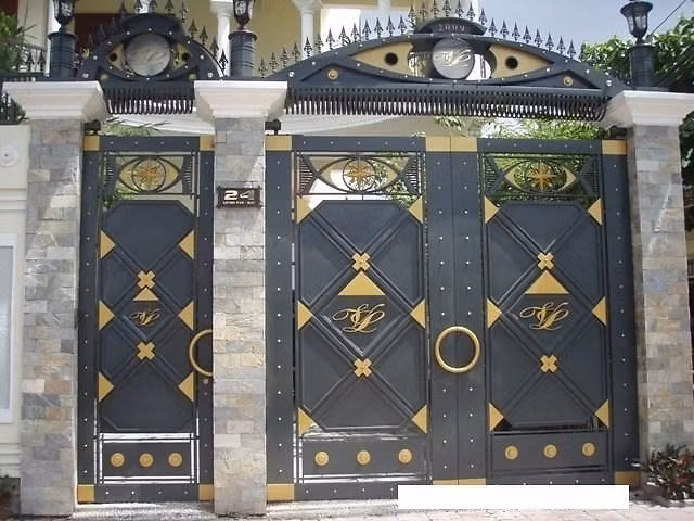 Cổng sắt với thiết kế "hầm hố" phù hợp với những ngôi biệt thự lớn. Ảnh: Caitaonhadep.