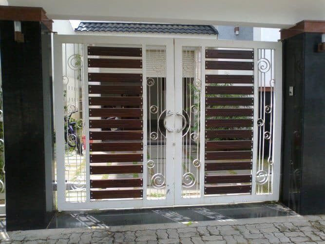 Sự kết hợp giữa màu trắng và màu nâu giả gỗ tạo nên sự sang trọng hiếm thấy cho mẫu cổng này. Ảnh: Ohman.