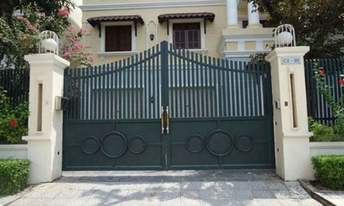  Cổng nhà mới mẻ bằng thiết kế vát chéo đầy nghệ thuật là sự lựa chọn hoàn hảo thay cho các thiết kế cổng hình chữ nhật thông thường. Ảnh: Noithat9X.