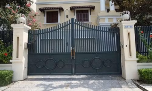  Cổng nhà mới mẻ bằng thiết kế vát chéo đầy nghệ thuật là sự lựa chọn hoàn hảo thay cho các thiết kế cổng hình chữ nhật thông thường. Ảnh: Noithat9X.