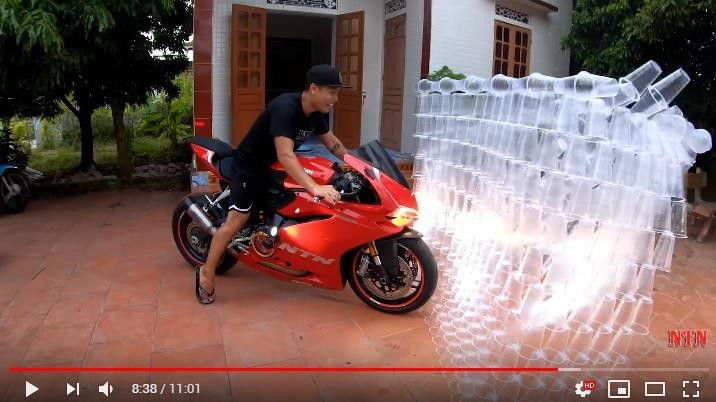 Kenh YouTube NTN qua phan cam khi lam thu thach voi nhua