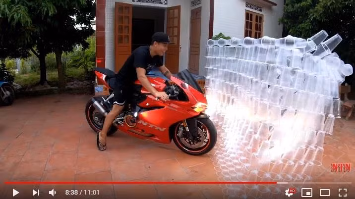 Kenh YouTube NTN qua phan cam khi lam thu thach voi nhua