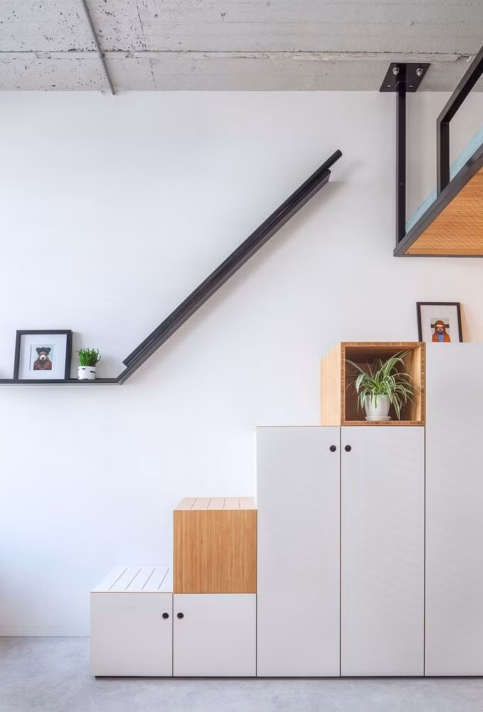 Cầu thang dẫn lên gác xép (phòng ngủ) đồng thời là ngăn tủ chứa đồ.