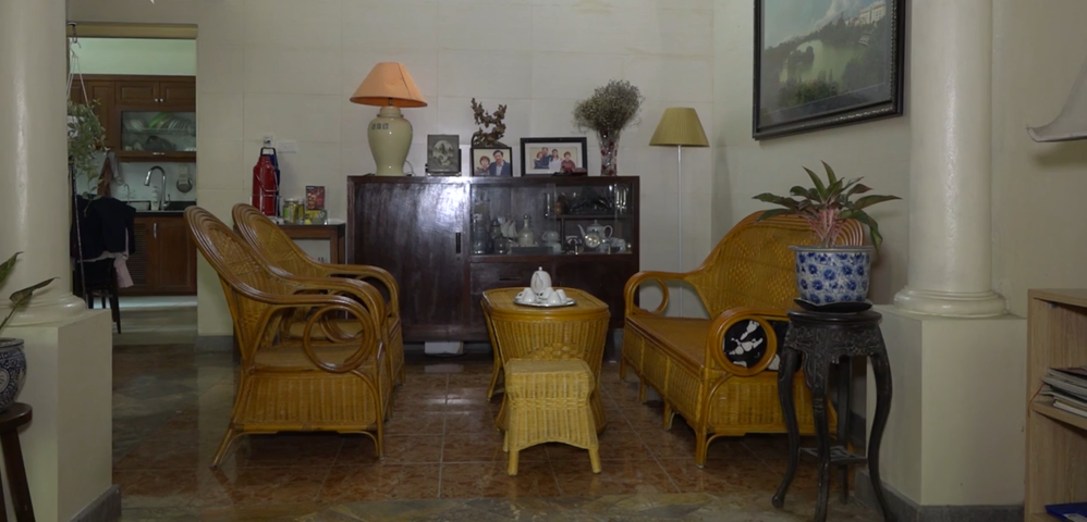 Nội thất trong nhà khá đơn sơ và mộc mạc. Ảnh: Vietnamnet.