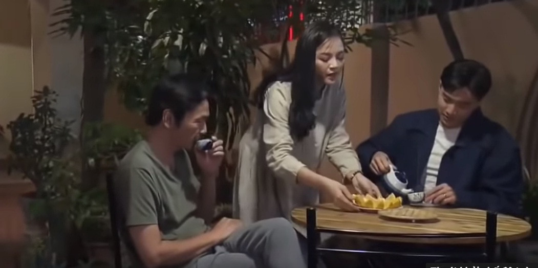 Một góc sân được ông Sơn bố trí là nơi thưởng thức trà những lúc rảnh rỗi. Ảnh: Chụp màn hình.