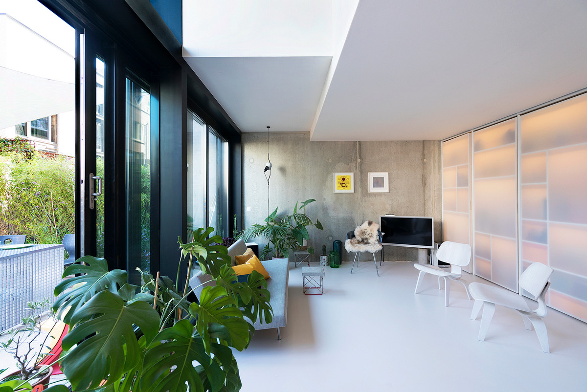 Ngôi nhà bao gồm một phòng khách, một nhà bếp, hai phòng ngủ, nhà tắm và một phòng ngủ cho khách ở tầng trệt.