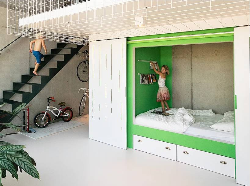 Một phòng ngủ khác dành cho khách ở tầng trệt.