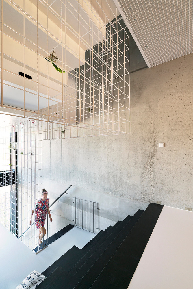 Những sợi lưới thép sơn trắng và đan khéo léo mang đến hiệu quả thẩm mỹ cao.