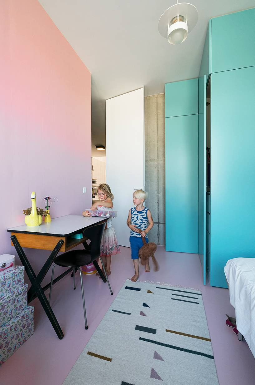 Phòng của trẻ hài hòa với tông màu hồng, tím và xanh.