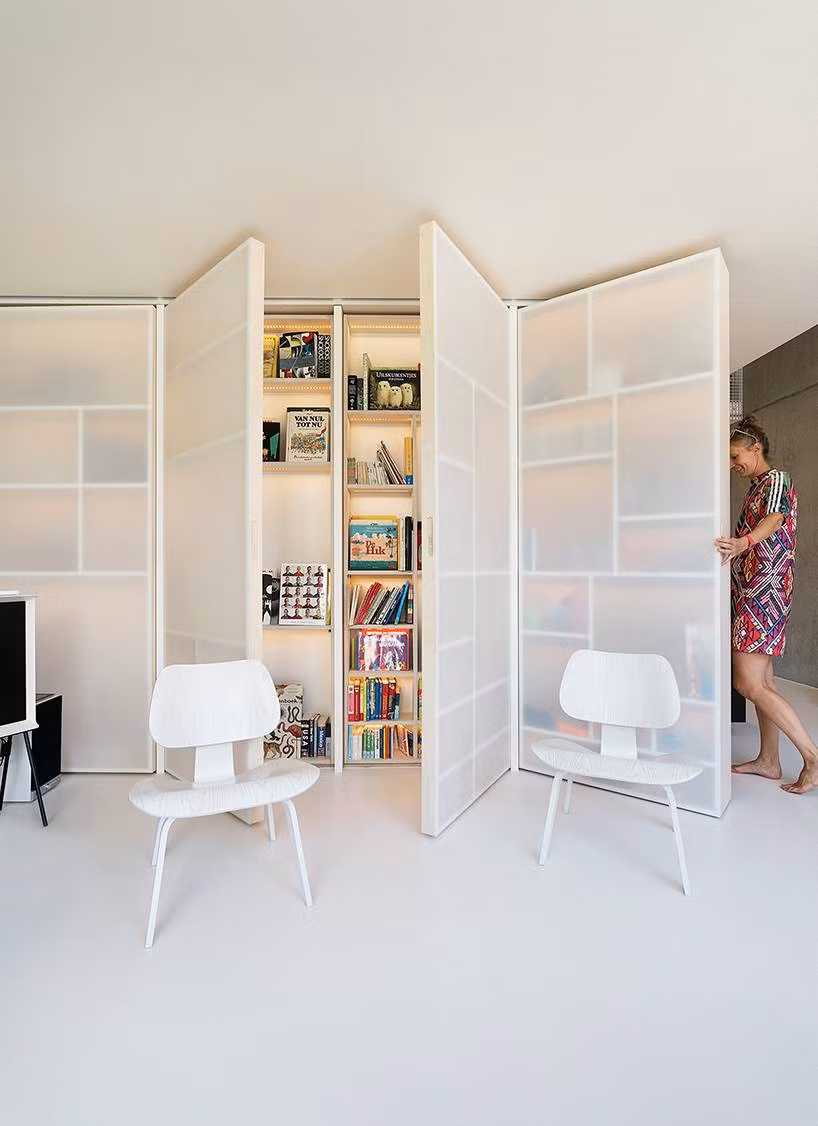 Một điểm nhấn nữa trong ngôi nhà cấp 4 gác lửng là việc sử dụng chất liệu nhựa trong suốt.