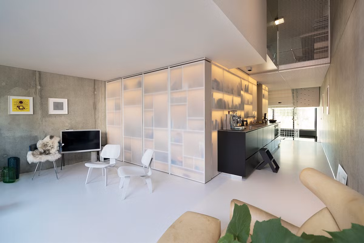 Không gian liên hoàn giữa phòng khách và khu bếp.