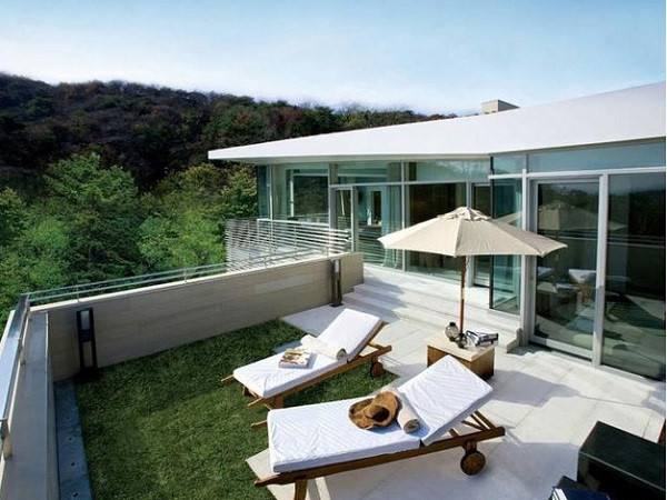 Tầng trên cùng của biệt thự ban công rộng rãi.