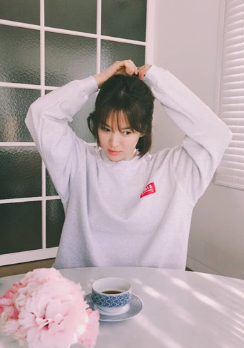 Chiếc tách cafe mà Song Hye Kyo dùng có giá 200.000 won (tương đương 4,2 triệu đồng) của thương hiệu Hermes.