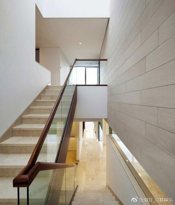 Bên trong nhà thiết kế trang nhã với gam màu vàng, trắng chủ đạo.