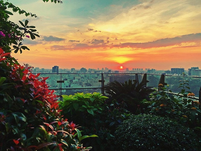 Biệt thự sở hữu sân vườn rộng lớn cùng tầm nhìn qua Nhà thờ Đức Bà và toàn bộ thành phố.