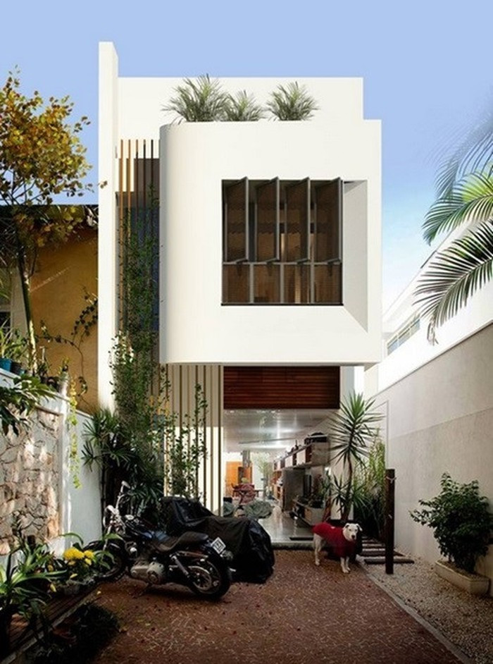 Nhà ống 2 tầng có sự pha trộn hài hòa giữa thiên nhiên và hình khối tường đá hiện đại tạo nét đẹp rất riêng. Ảnh: Nhaonghiendaiktv.