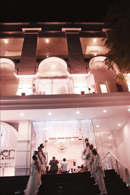 Ngoài việc ca hát, nhiều năm qua Lam Trường còn kinh doanh thêm. Nhờ sự giúp đỡ của mọi người trong gia đình, anh đã thêm một nhà hàng chuyên tổ chức tiệc cưới và sự kiện ở ngay Quận 1, TP.HCM.