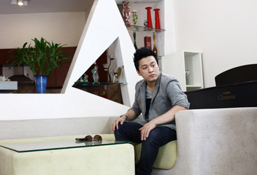 Anh Hai Lam Trường chọn gam màu trung tính cho ngôi nhà.