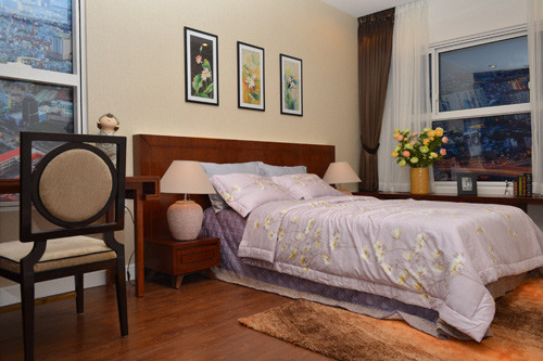 Căn hộ có hai phòng ngủ được trang trí nhẹ nhàng, tinh tế.