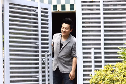 Trước đó, sau khi ly hôn người vợ đầu tiên Ý An, nam ca sĩ Lam Trường sống một mình trong ngôi nhà 3 tầng sang trọng trên đường Nguyễn Trọng Tuyển, quận Tân Bình, TP HCM cho tới tận năm 2014.