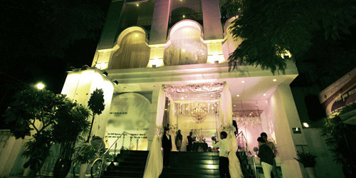 Vì một số lí do, dù đang hoạt động thuận lợi nhưng nhà hàng vẫn phải đóng cửa. Hai năm sau, anh đầu tư lại để mở lại nhà hàng ở Quận 3.