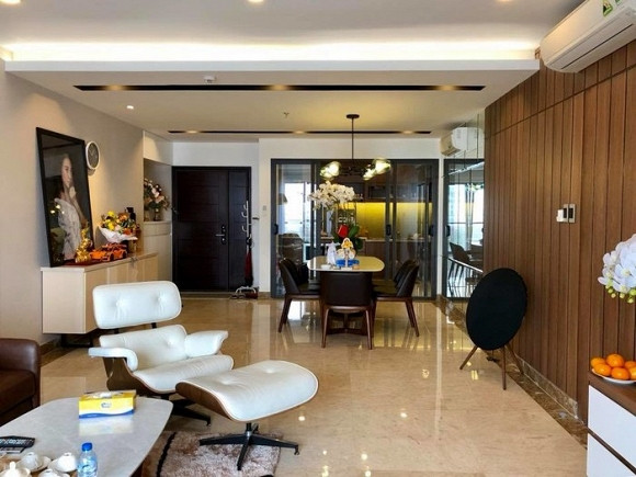 Người đẹp sống trong căn hộ cao cấp với đầy đủ tiện nghi.