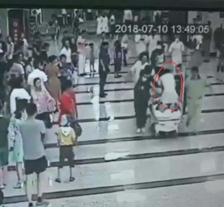 Bệnh nhân đang cần được cấp cứu khẩn cấp, một bác sĩ đã không ngần ngại và nhảy lên xe cấp cứu để điều trị cho bệnh nhân.