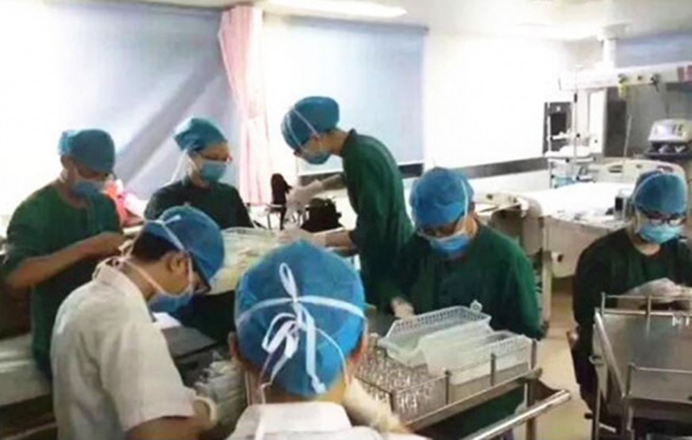 Vào buổi tối tháng 5 năm ngoái, một bệnh nhân đang bị ngộ độc dichlorvos được yêu cầu phải có một lượng lớn chất khử độc atropine. Atropine được lưu trữ trong bệnh viện với kiểu mẫu 0,5mg/1ml. Các nhân viên y tế vừa phải cấp cứu bệnh nhân, vừa phải dùng tay tách hộp thuốc, 8 nhân viên y tế trực ban đã mở 8000 ống thủy tinh thuốc và nhiều ngón tay của bác sĩ bị trầy xước bởi kính đâm phải.