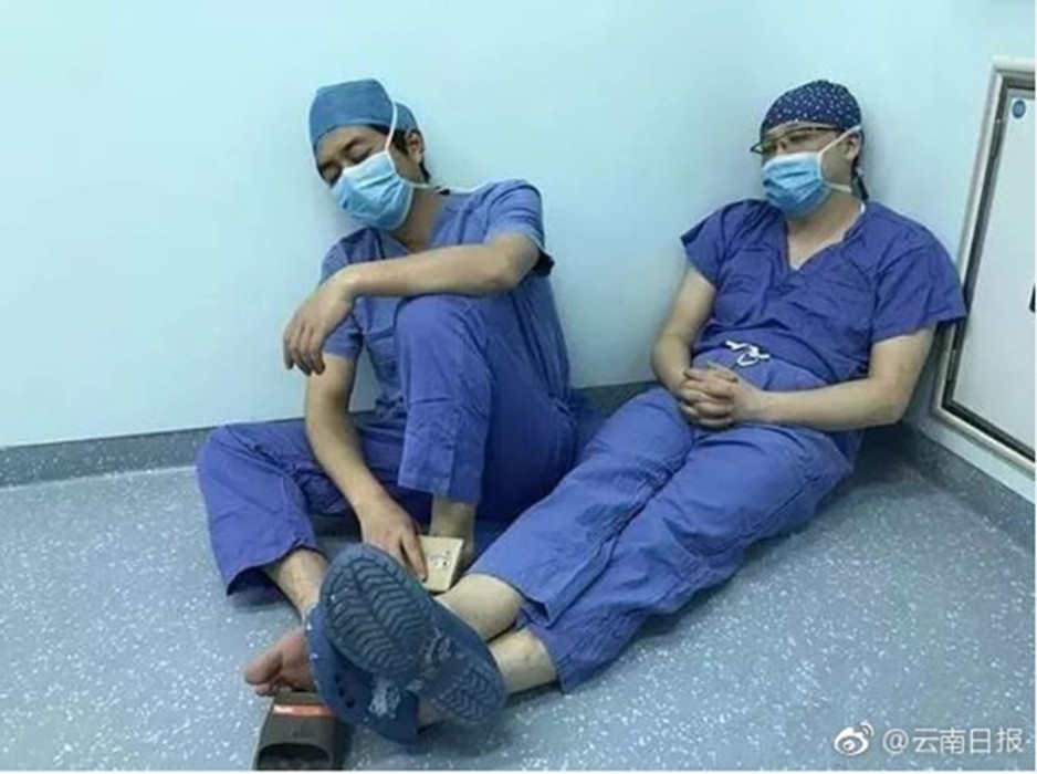 Vào lúc 2 giờ sáng 2/3/2017, Lý Lâm và Vương Tử Du, các bác sĩ ở Khoa ngoại gan mật tại Bệnh viện Nhân dân số 1 tỉnh Vân Nam, đã phẫu thuật cho một bệnh nhân nguy kịch. Sau hơn 6 tiếng căng thẳng, ca phẫu thuật cuối cùng đã thành công, bệnh nhân đã thoát khỏi nguy hiểm. Hai bác sĩ đứng trong 6 tiếng liên tục đã hoàn toàn kiệt sức và ngủ thiếp đi trong phòng phẫu thuật của bệnh viện.