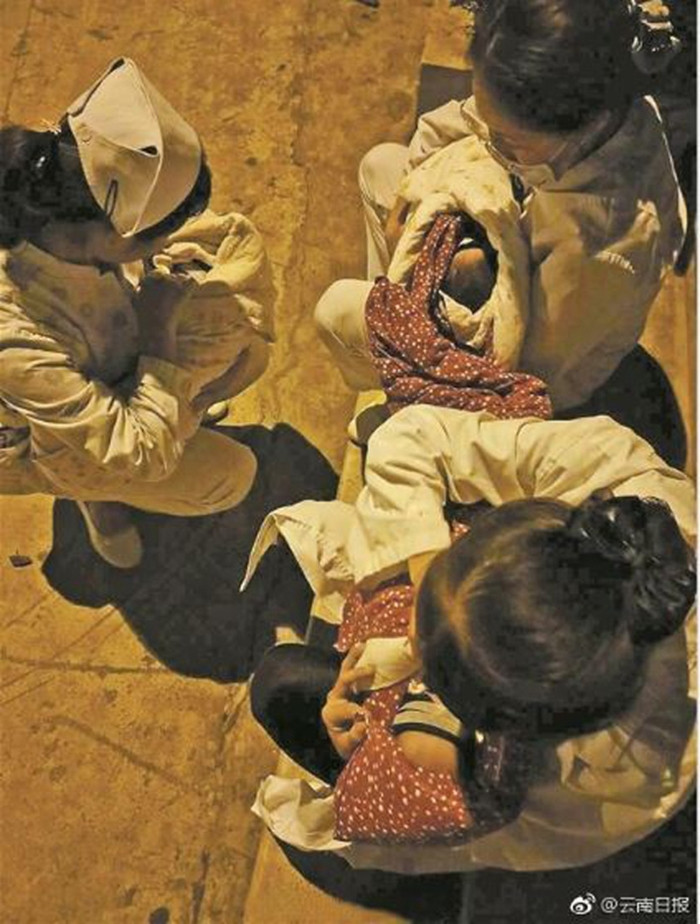 Trong hai ngày liên tiếp, 13 và 14/8, ở huyện Thông Hải, thành phố Ngọc Khê, tỉnh Vân Nam, Trung Quốc đã hứng chịu một trận động đất mạnh 5,0 độ. Khi mọi người lo lắng về người dân trong vùng động đất, có một bức ảnh làm ấm lòng hơn 20 triệu người.