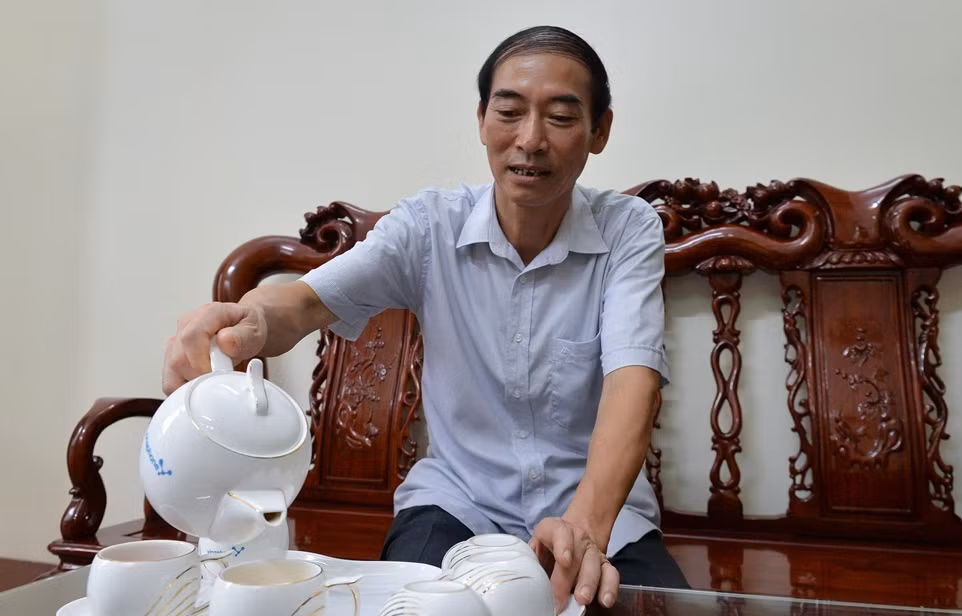 Hiện tại, Hoa hậu vẫn bận rộn với các hoạt động sau khi đăng quang nên nhà chưa trở về thăm bố sau một thời gian bận rộn. Ngay sau đêm chung kết, khi được hỏi về tin đồn mua giải, mẹ của Thùy Linh cho biết: "Những tin đồn này hoàn toàn không chính xác và không hiểu xuất phát từ đâu. Linh đi thi không có nhiều điều kiện, từ trang phục đến sinh hoạt đều rất đơn giản. Ở nhà chúng tôi giáo dục con cái nghiêm khắc nên không thể có những chuyện trao đổi, mua bán". Ảnh: Zing.