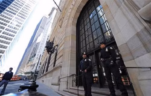 Đội ngũ bảo vệ tuần tra hoạt động liên tục. Có ba nhân viên trực 24/24h bên trong mỗi khoang của hầm vàng. Ảnh: BullionStar.