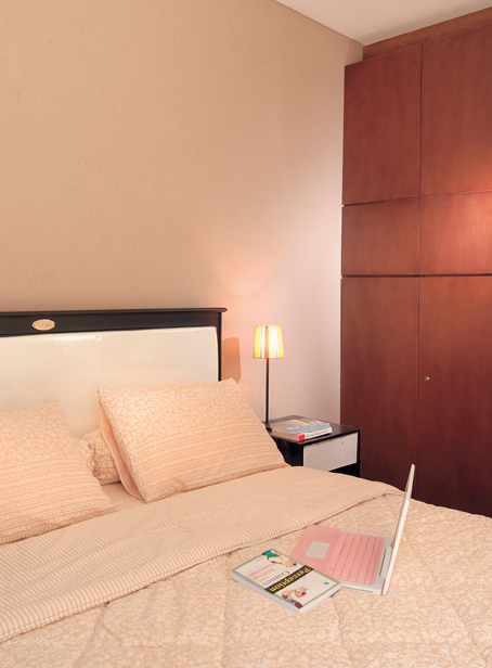 Phòng khách cũ được cải tạo ành phòng ngủ chính. Do đó, khu vực riêng tư tập trung ở một khu vực.