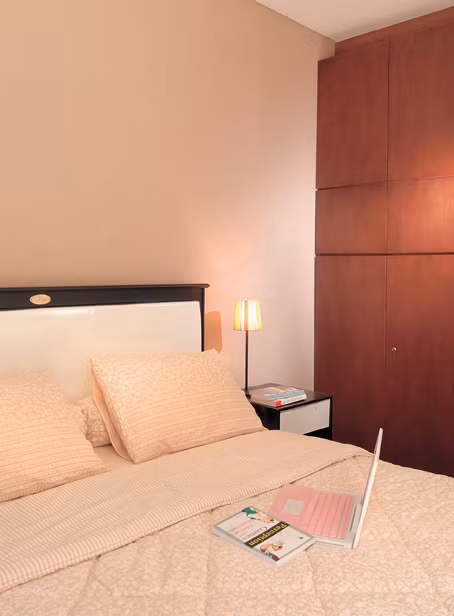 Phòng khách cũ được cải tạo ành phòng ngủ chính. Do đó, khu vực riêng tư tập trung ở một khu vực.